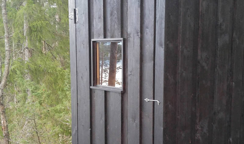 huussin ikkuna