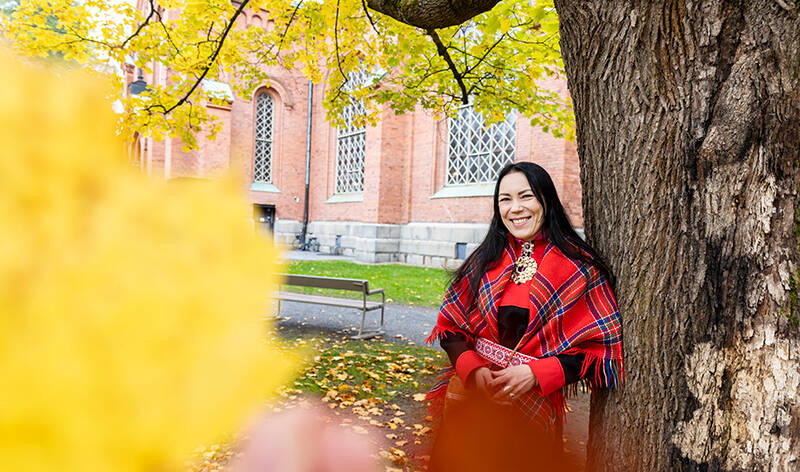 Inga Magga Aleksanterin kirkkopuistossa yllään saamenpuku.