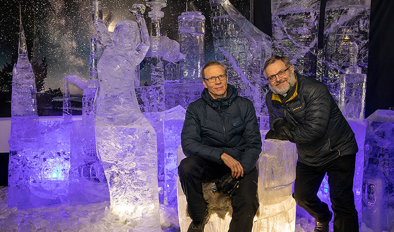 Kari ”Kaapo” Manninen ja Jukka-Pekka Ruusukallio poseeraavat jääveistoksia taustalla.