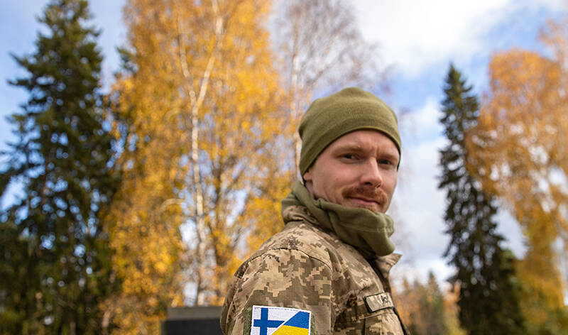 Ukrainan asevoimien uniformuun pukeutunut sotilas Joona Päätalo Aitolahden hautausmaalla.