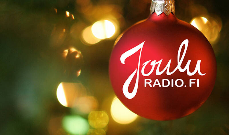 Kimaltavassa pallossa on teksti JouluRADIO.FI.