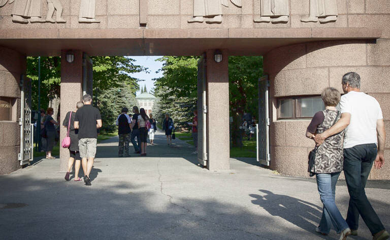 Kaksi pariskuntaa on juuri kävelemässä sisään Kalevankankaan hautausmaan pääportista.