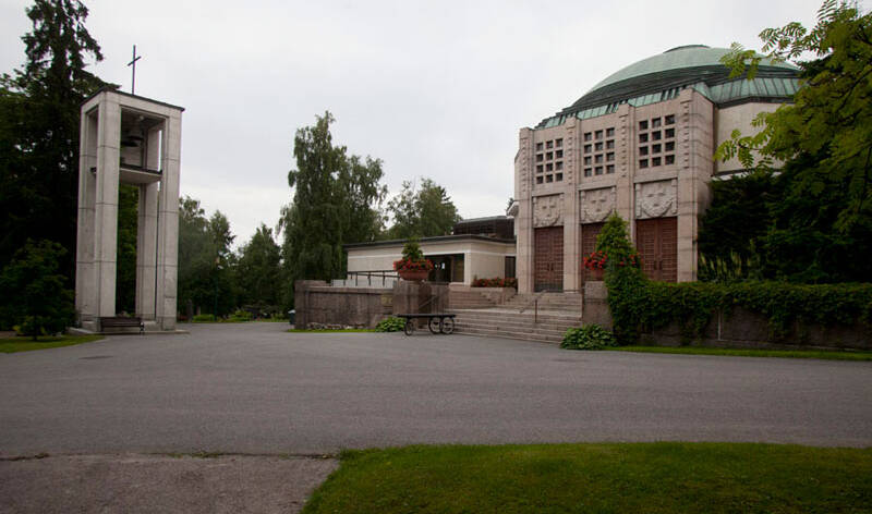 Keltainen pyöreärakennus jossa on isot massiiviset portaat on hautausmaalla.