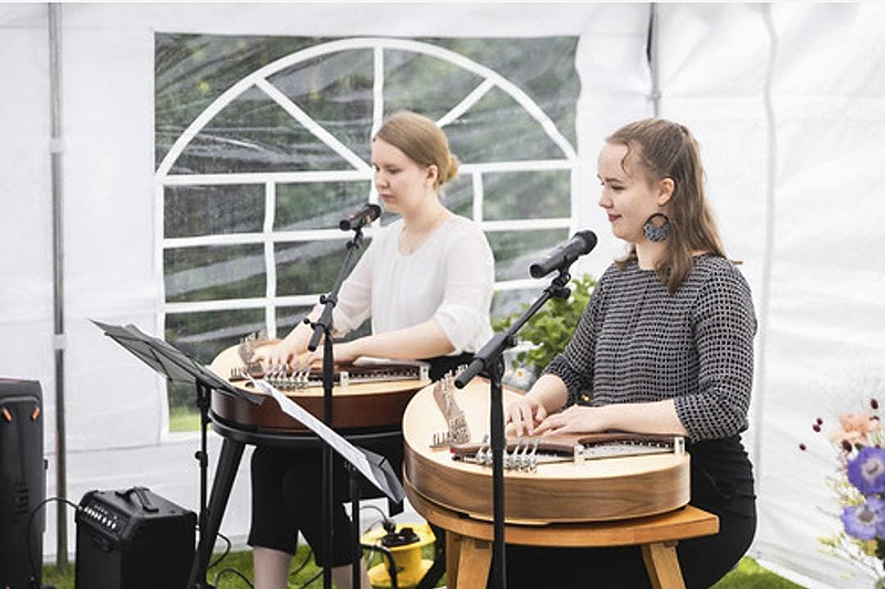 Kanteleet soivat ulkoilmakonsertissa teltassa.