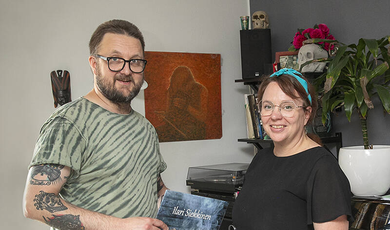 Pekko ja Petra Käppi kotonaan Ilari Siekkisen LP-levy kädessä.
