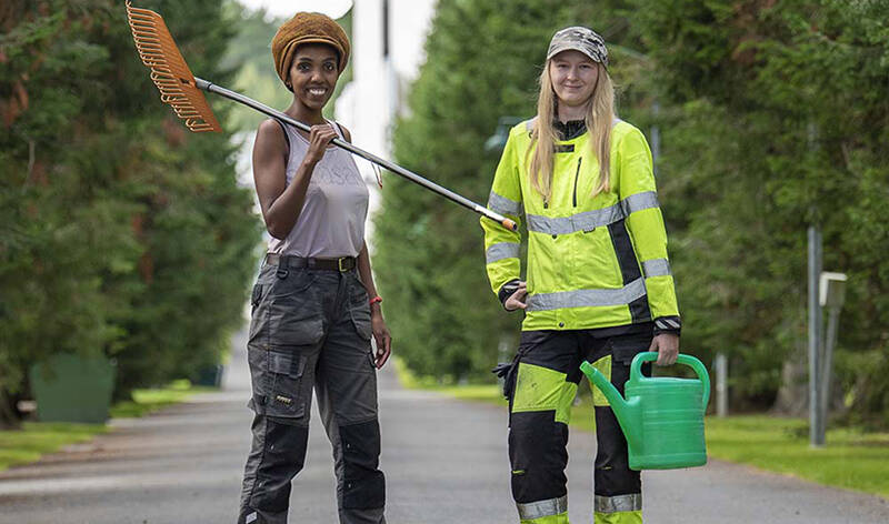 Kesätyöntekijöitä Lamminpään hautausmaalla.
