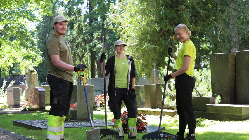 Kesätyöntekijät hautausmaalla pitävät taukoa.