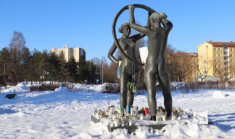 Kiovanpuiston ystävyyspatsaan luo on tuotu kynttilöitä.