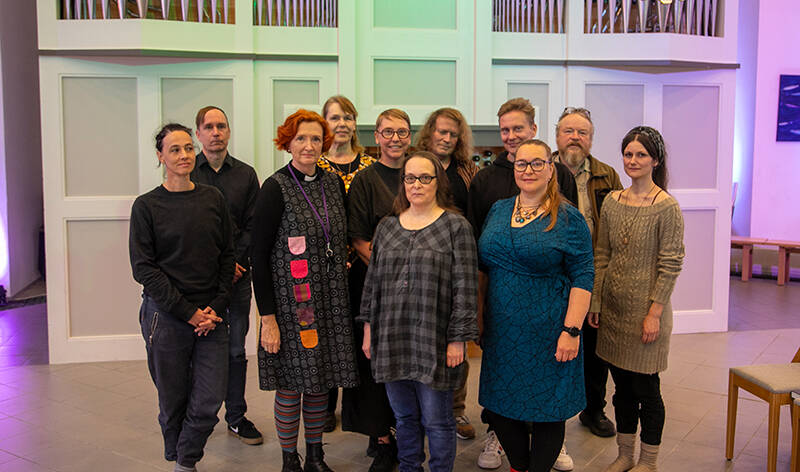 Kuolevainen hankkeen tekijät Pispalan kirkon salissa.