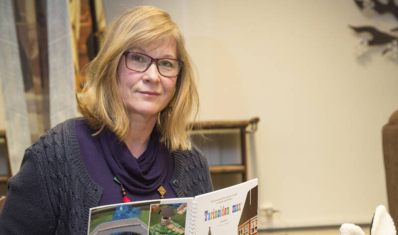 Anne-Mari Mäkiniemi esittelee Tarinoiden maa -opasta.