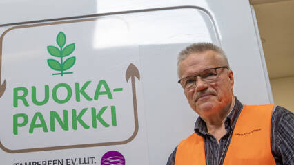 Esa Matikainen kantaa ruokalaatikkoa autoon.