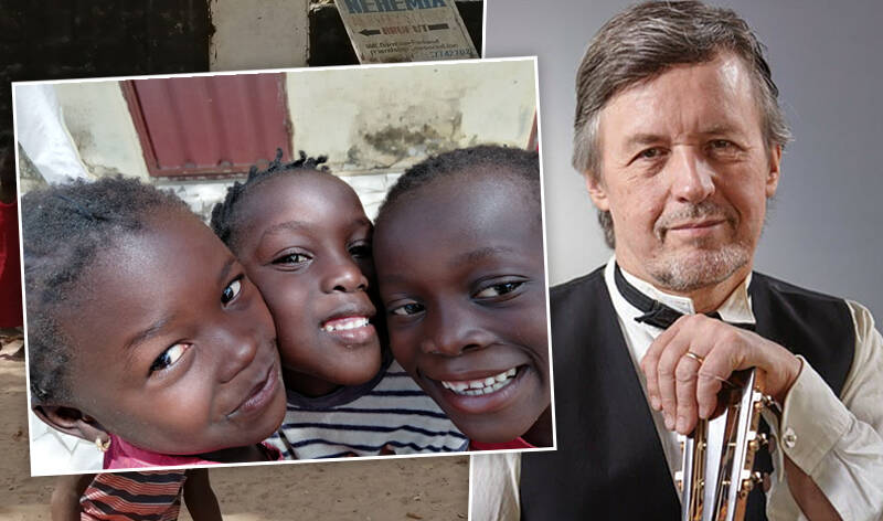 Gospelmuusikko Pekka Simojoen valokuva on asetettu Gambian Prufutin kylän Nehemia-esikoulun lasten kuvan viereen. Lapset hymyilevät kameralle ja vaikuttavat hyvin voivilta.