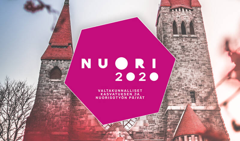NUORI2020 -päivien kuusikulmainen logo leijuu tunnelmallisen Tampereen tuomiokirkon edessä. Kuva on sävyltään viileän punainen.