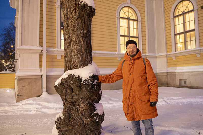 Pappi Olli Viljakainen Vanhan kirkon pihassa.