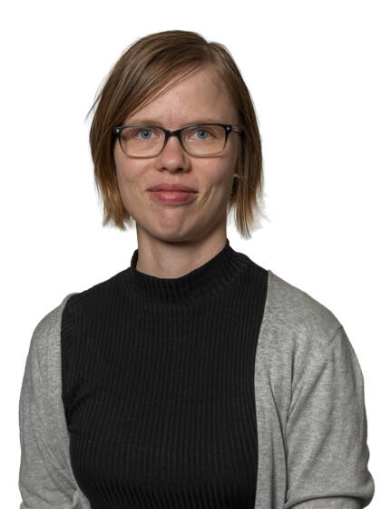 Nainen, valkoinen paita, silmälasit