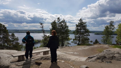 Kaksi ihmistä seisovat Pyynikin näköalapaikalla ihailemassa maisemia.