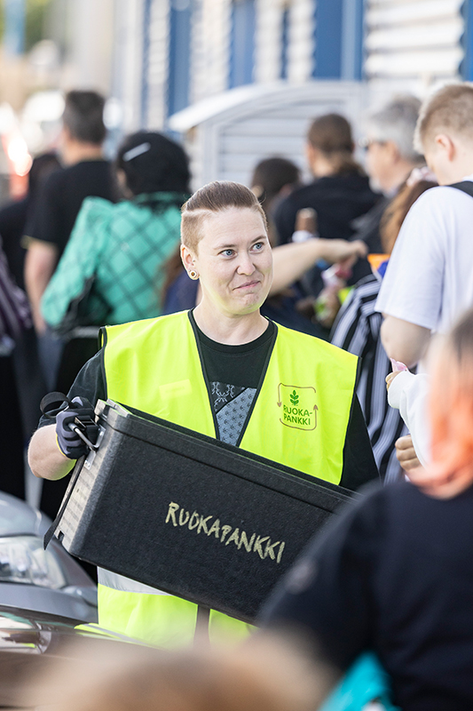Annukka Sultsi jakaa jäätelöä asiakkaille Puodin pihassa.