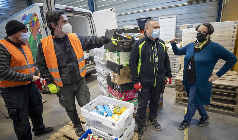 Ruokapankin koordinaattori Marja Palkonen ja vapaaehtoiset purkamassa lastia.