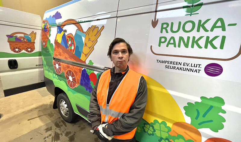 Ruokapankin vapaaehtoistyöntekijä.