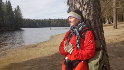 Sari Koivisto katselee järvelle.