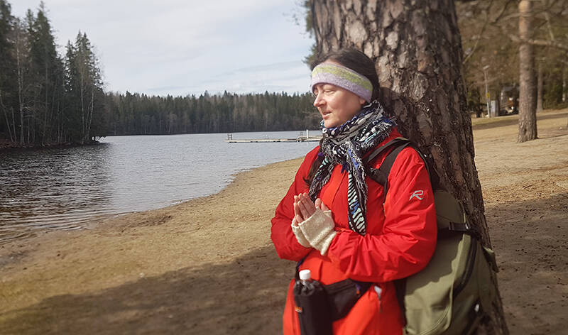 Sari Koivisto katselee järvelle.