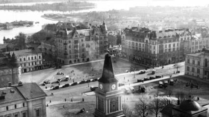 Mustavalkoinen ilmasta otettu kuva vuoden 1933 Tampereen keskustasta. Keskellä kirkon torni ja ympärillä kivitaloja.