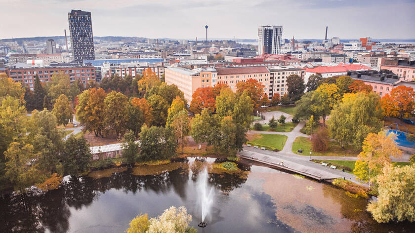 Syksyinen Tampere ilmasta kuvattuna, etualalla Sorsapuiston lampi ja taustastalla Tampereen keskusta.