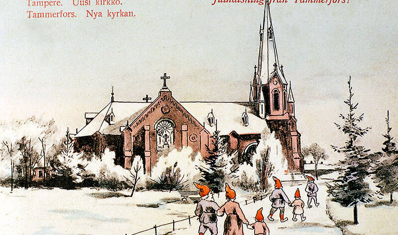 Piirroskuva, jossa punatiilinen kirkko sekä tonttuja kulkee pitkin puistokäytävää. Talvinen maisema.