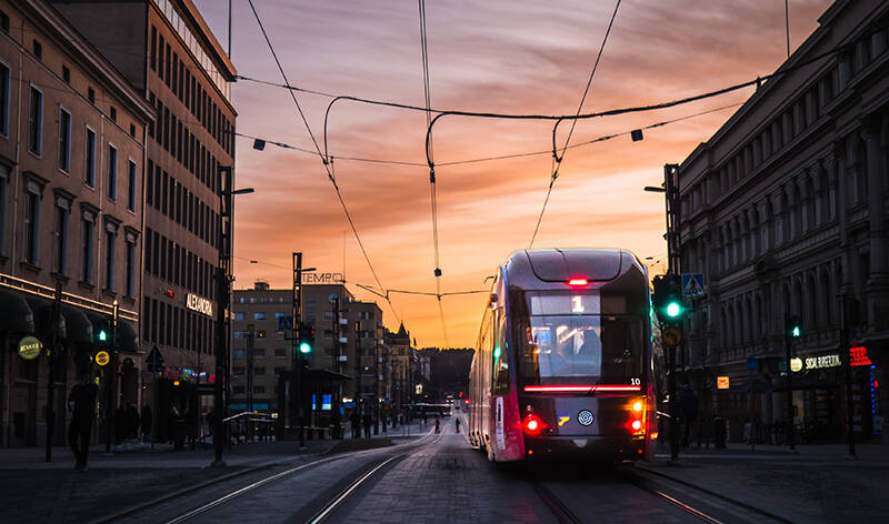 Ratikka kulkee Tampereen yössä.