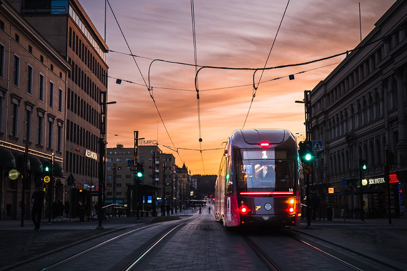 Ratikka kulkee Tampereen yössä.
