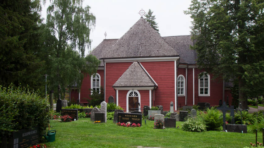 Teiskon vanha puukirkko kertoo tarinaa Suomen historiasta. Paikka on idyllisen kaunis.