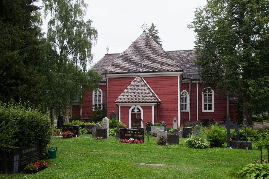 Teiskon vanha puukirkko kertoo tarinaa Suomen historiasta. Paikka on idyllisen kaunis.