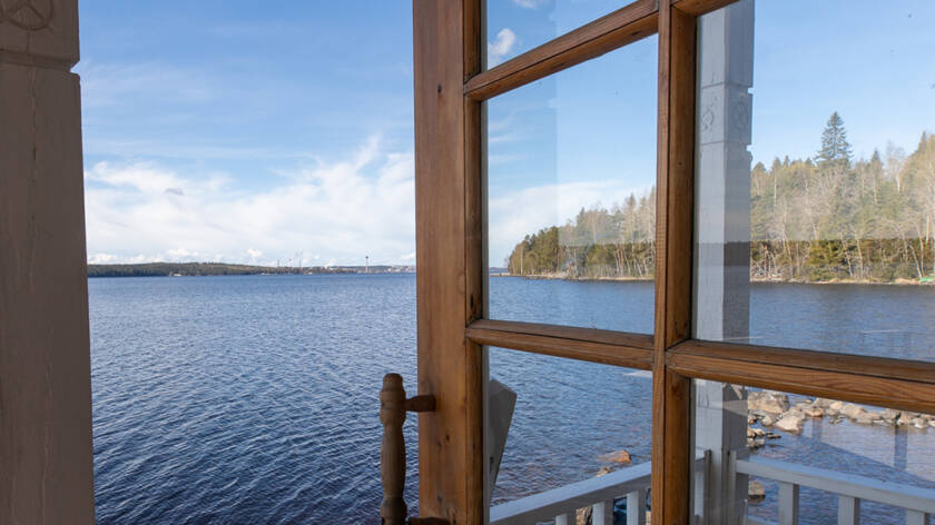 AitO-keskuksen rantasaunasta avautuu näkymä Näsijärvelle. On tyyni kevätpäivä.
