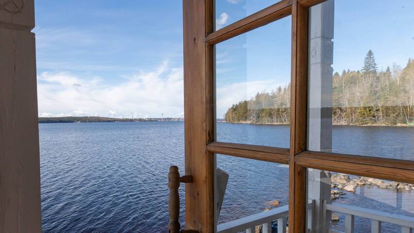 AitO-keskuksen rantasaunasta avautuu näkymä Näsijärvelle. On tyyni kevätpäivä.