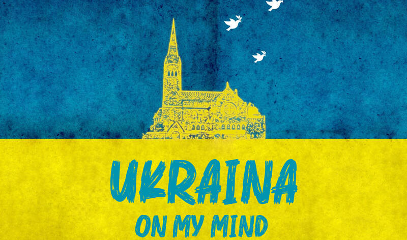 Ukrainan lippu muodostaa maiseman, johon sulautuu keltainen Tuomiokirkko.