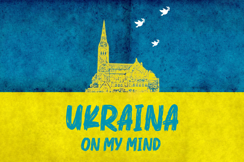 Ukrainan lippu muodostaa maiseman, johon sulautuu keltainen Tuomiokirkko.