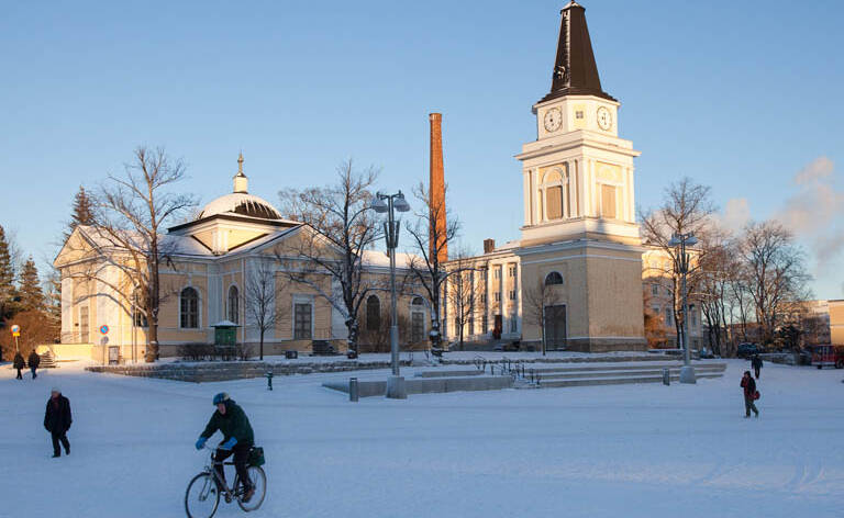 Tampereen Keskustorin Vanha kirkko lumisen talvipäivän auringossa.