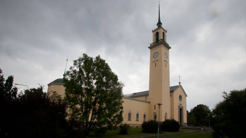 Viinikan kirkon korkea kellotapuli halkoo harmaata taivasta. On syksy.