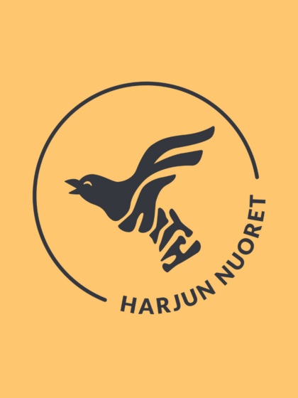 Logo: keltaisella pohjalla ympyrä, jossa kyyhkynen, joka muodostuu kirjaimista FAITH. Ympyrän kehällä teksti Harjun nuoret.