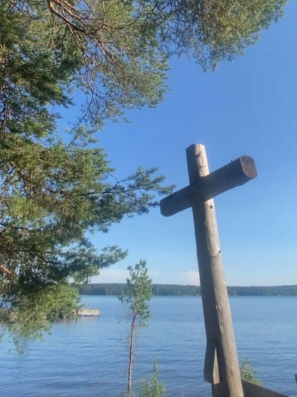 puinen risti rannalla