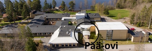 Aitokeskusken pääovi ilmakuvassa