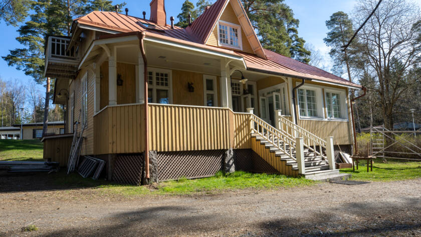 Vanha keltainen huvila nimeltä Virkkula, joka sijaitsee Aito-keskuksen mailla.