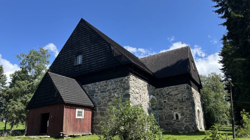 Messukylän vanha kirkko kesällä ulkoa kuvattuna