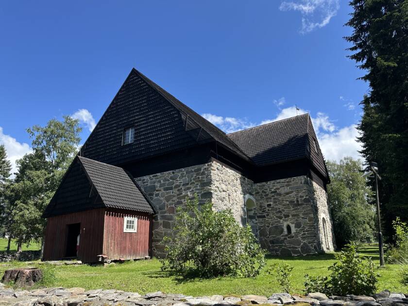 Messukylän vanha kirkko kesällä ulkoa kuvattuna