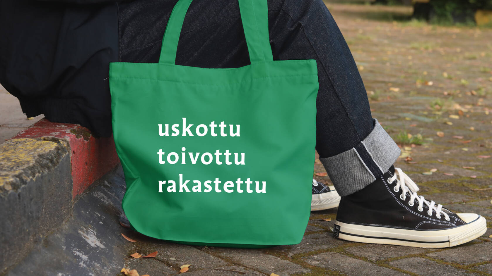 Vihreä kangaskassi, jossa lukee uskottu, toivottu, rakastettu.