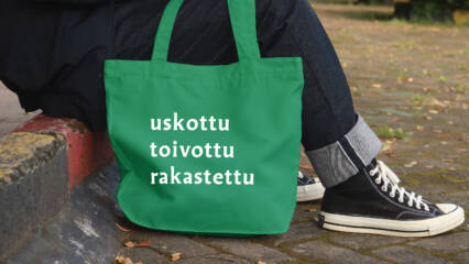 Vihreä kangaskassi, jossa lukee uskottu, toivottu, rakastettu.