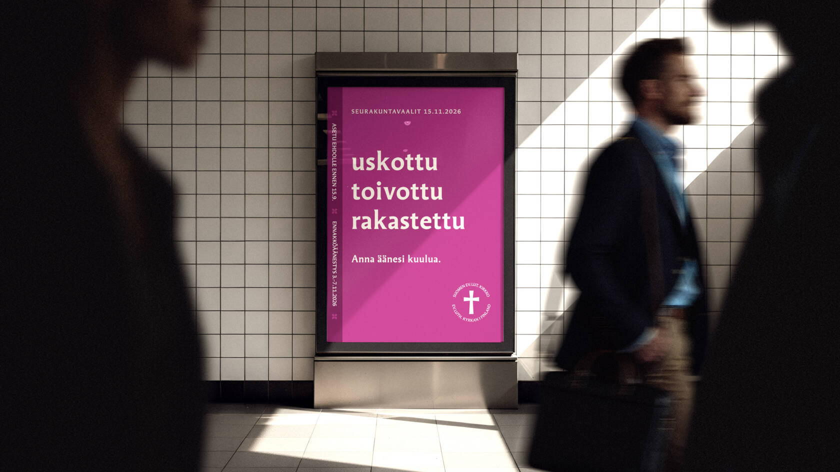Seurakuntavaalien katumainos metrotunnelissa, jossa kulkee ihmisiä.