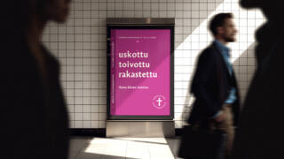 Seurakuntavaalien katumainos metrotunnelissa, jossa kulkee ihmisiä.