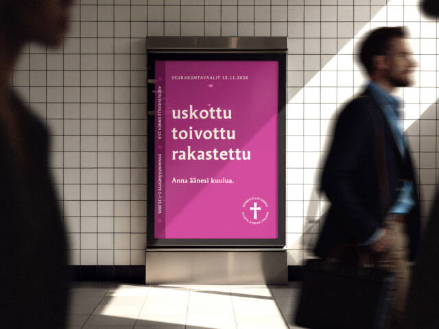 Seurakuntavaalien katumainos metrotunnelissa, jossa kulkee ihmisiä.
