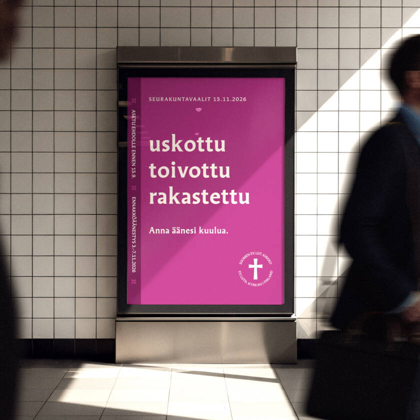 Seurakuntavaalien katumainos metrotunnelissa, jossa kulkee ihmisiä.